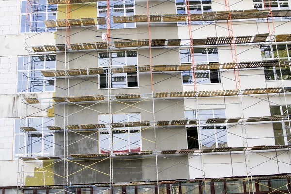 Fachada de reconstrucción del moderno edificio de oficinas —  Fotos de Stock