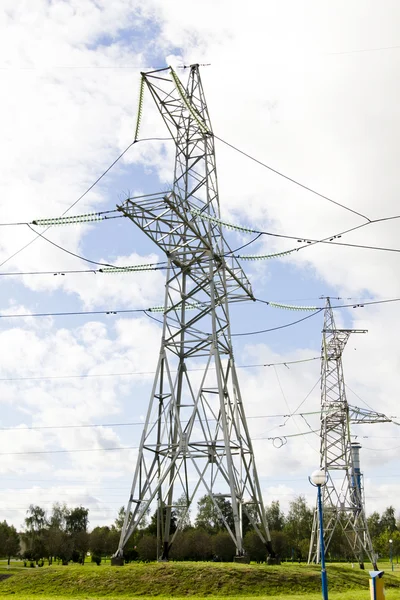 Linhas de energia elétrica pilão no céu fon — Fotografia de Stock