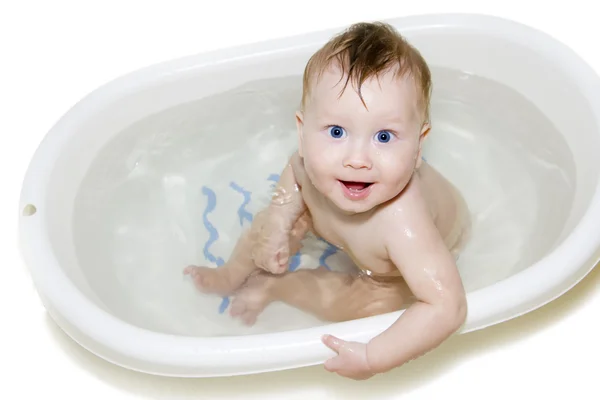 Bébé aux yeux bleus nageant dans le bain — Photo