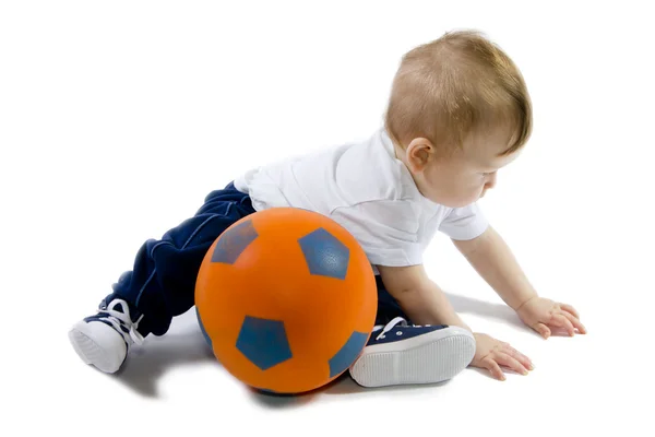 Bebê sentado no chão com bola de futebol — Fotografia de Stock