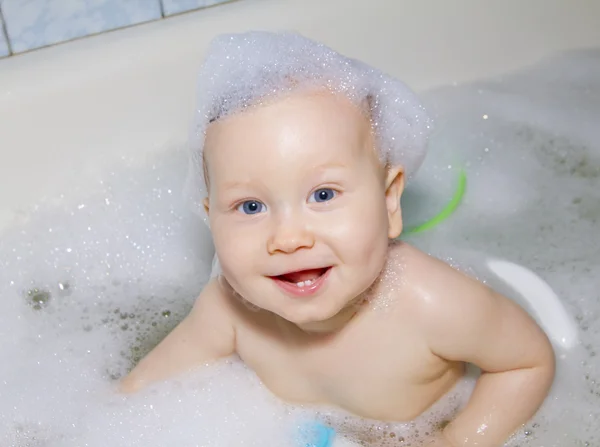蓝眼睛的宝宝洗澡游泳 — 图库照片
