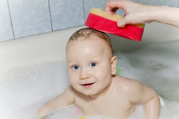 Grauäugiges Baby schwimmt in der Badewanne — Stockfoto