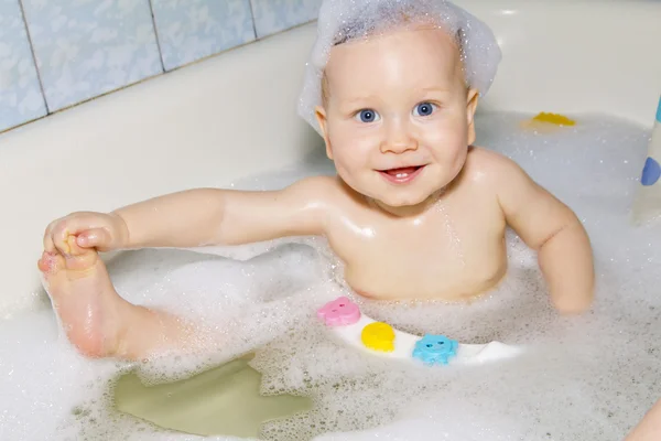 Grå-eyed baby simning i badet — Stockfoto