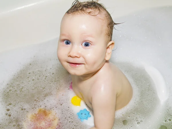 Grauäugiges Baby schwimmt in der Badewanne — Stockfoto