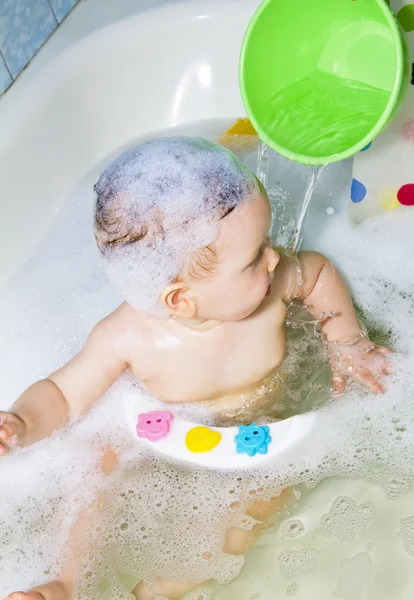 Blue-eyed bebê nadando no banho — Fotografia de Stock