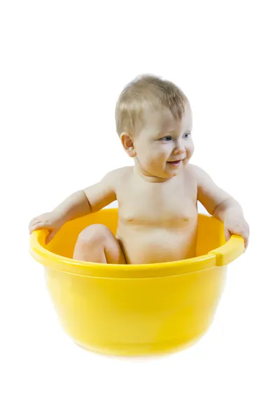 Bébé mignon prenant bain dans une baignoire jaune — Photo