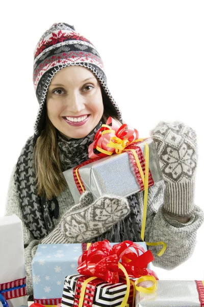 Young woman wearing a winter hat holding a Christmas presents — Stock Photo, Image