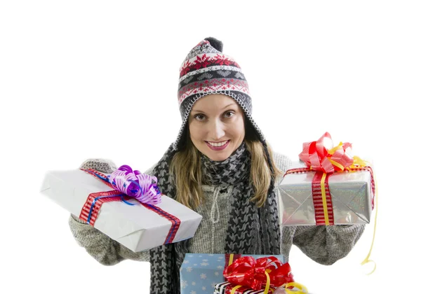 Young woman wearing a winter hat holding a Christmas presents — Stock Photo, Image