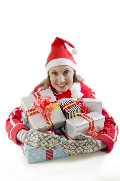 Junge Frau mit Weihnachtsmütze und Weihnachtsgeschenk — Stockfoto
