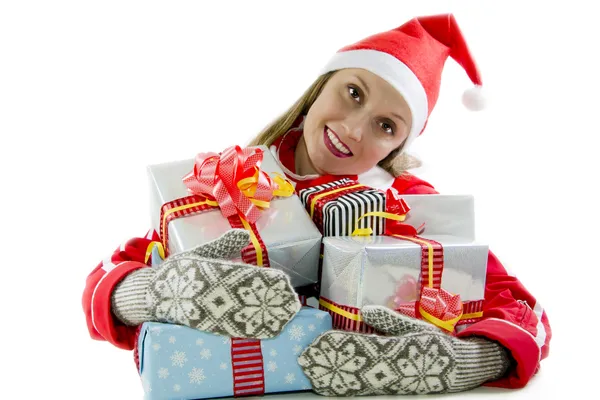 Молодая женщина в шляпе Санты с рождественскими подарками — стоковое фото