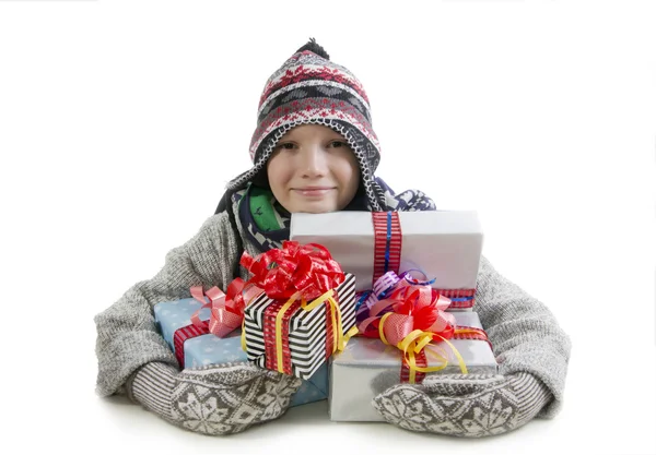 Menino usando um chapéu de malha com presentes de Natal — Fotografia de Stock