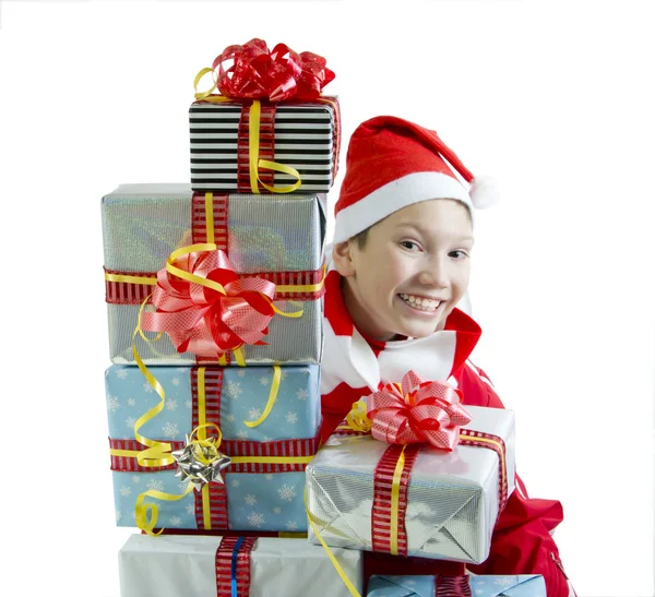 Ragazzo che indossa un cappello da Babbo Natale con regali di Natale — Foto Stock