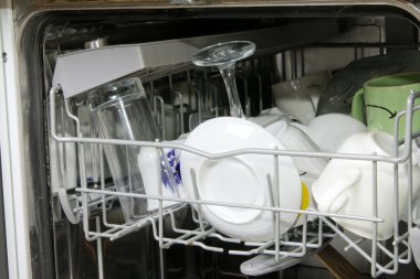 Bulaşık makinesi bulaşık ile