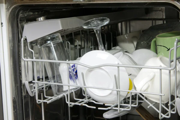 Посудомийна машина з брудним посудом — стокове фото