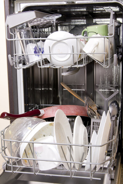 посудомоечная машина с грязной посудой
