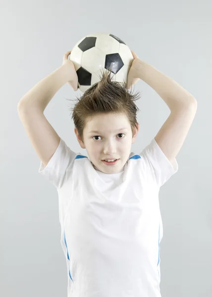 Menino de t-shirt branca com bola de futebol — Fotografia de Stock