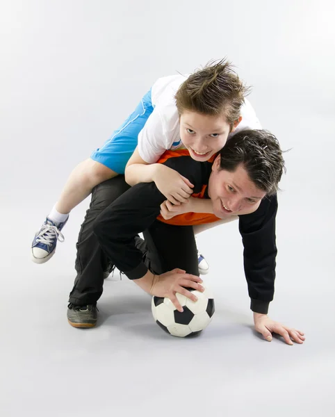 Padre e figlio con pallone da calcio — Foto Stock