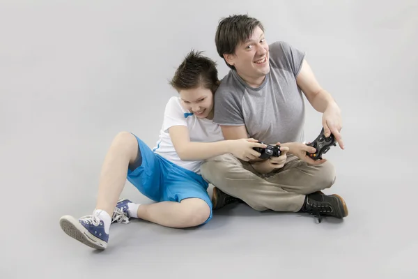 Menino e homem jogando no videogame — Fotografia de Stock