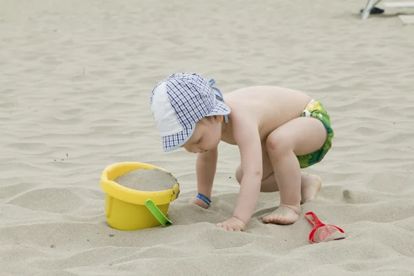 Playing child in the sand — Stock Photo, Image