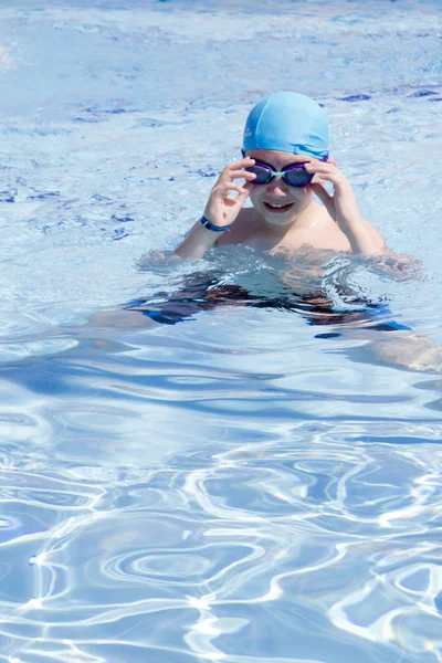 Niño en una piscina —  Fotos de Stock