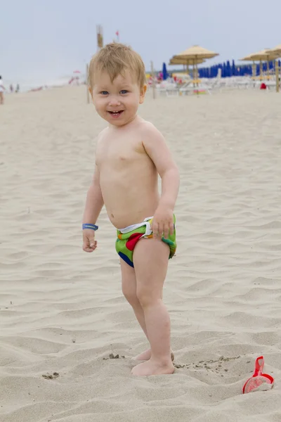 Giocare bambino nella sabbia — Foto Stock