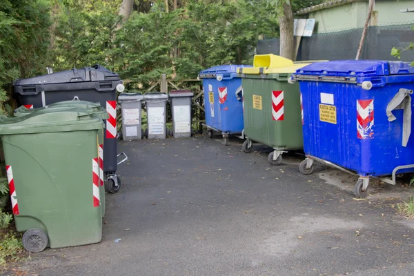 Papeleras y contenedores para la separación de la basura —  Fotos de Stock