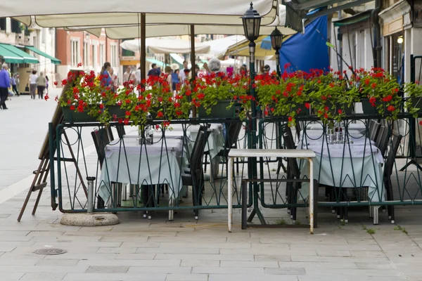 Tables vides du café trottoir — Photo