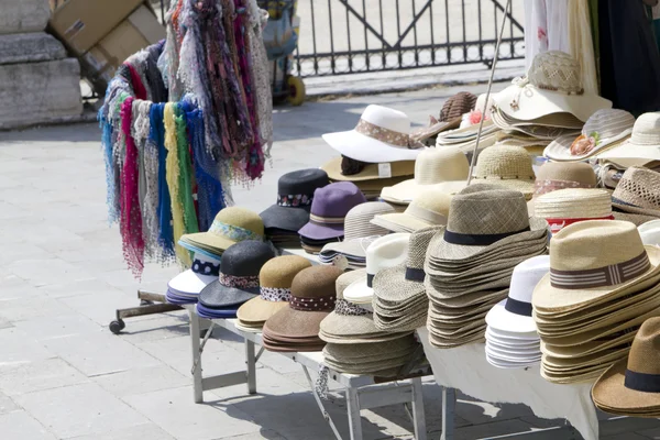 Touristic street market selling hats — Stock Photo, Image
