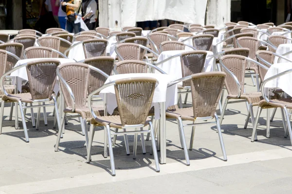 Пустые столы кафе на тротуаре — стоковое фото