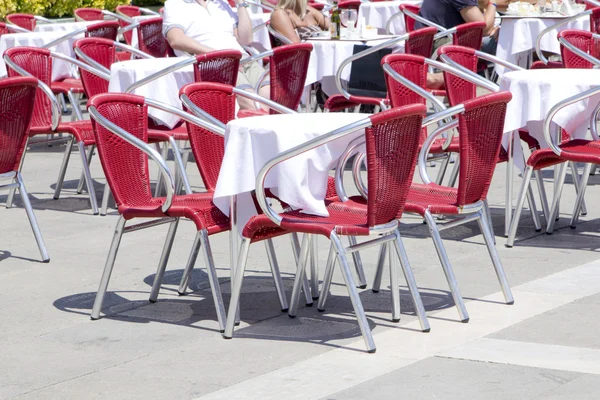 Пустые столы кафе на тротуаре — стоковое фото