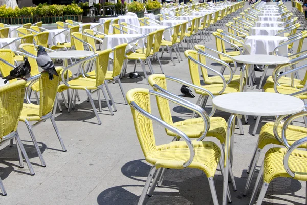 Empty tables of sidewalk cafe — Stock Photo, Image