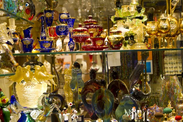 Showcase in the store with venetian glass — Stock Photo, Image