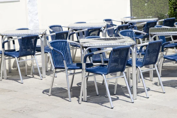 Mesas vacías de café en la acera —  Fotos de Stock