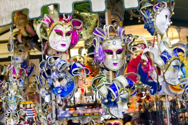 Showcase in de winkel met Venetiaanse masker Rechtenvrije Stockafbeeldingen