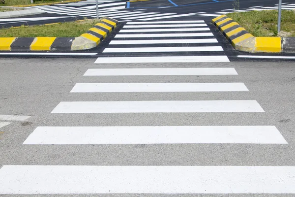 Oversteekplaats met wegmarkering — Stockfoto