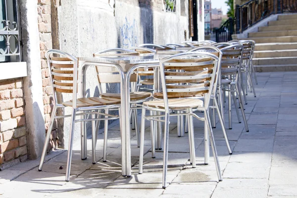 Empty tables of sidewalk cafe — Stock Photo, Image