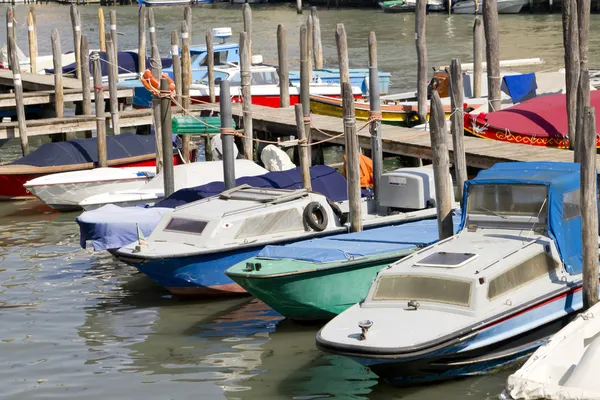 Vertäute Boote in Venedig — Stockfoto