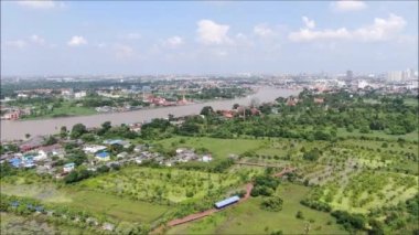 Tayland 'da Chao Phraya nehri ve bir adanın havadan görünüşü