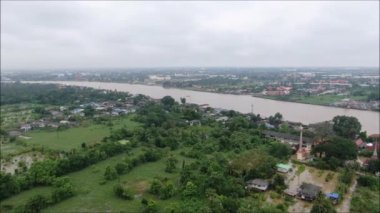 Tayland 'da Chao Phraya nehri ve bir adanın havadan görünüşü