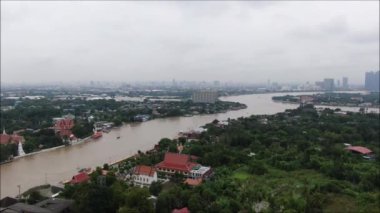 Tayland 'da Chao Phraya nehri ve bir adanın havadan görünüşü