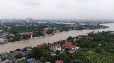 Tayland 'da Chao Phraya nehri ve bir adanın havadan görünüşü