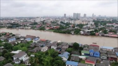 Tayland 'da Chao Phraya nehri ve bir adanın havadan görünüşü