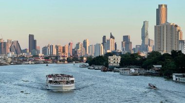 Şehir manzarası nehri ve Tayland 'da yelken açan tekneler.