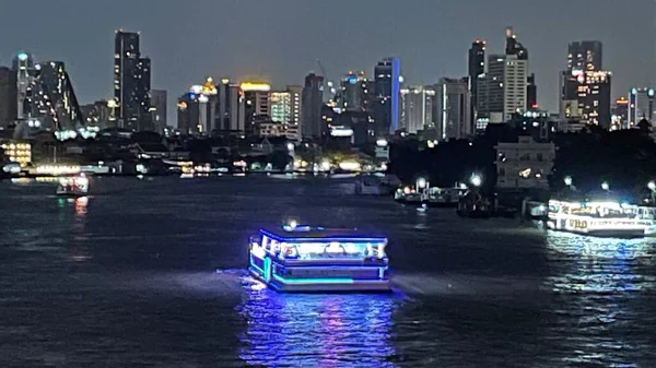 タイ王国でのシティスケープ川とボート — ストック写真
