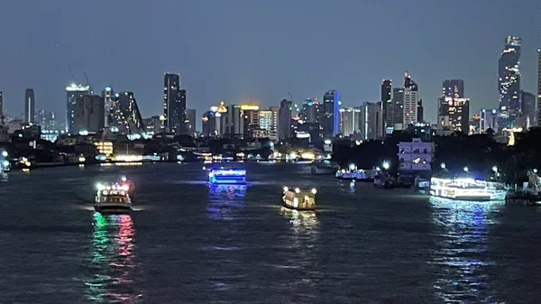タイ王国でのシティスケープ川とボート — ストック写真