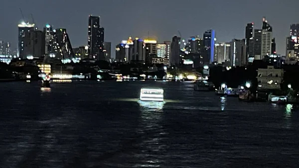 Ποταμός Cityscape Και Σκάφη Που Πλέουν Στην Ταϊλάνδη — Φωτογραφία Αρχείου