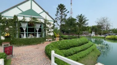 İngiliz tarzı. Kahve restoranı ve bahçe. 