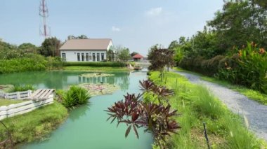 İngiliz tarzı. Kahve restoranı ve bahçe. 