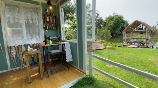 英語スタイルのコーヒーレストランと庭園 — ストック動画