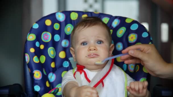 Baby boy does not enjoy his food — Stok Video